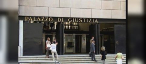 Pugno a poliziotto, il pm nega l'attenuazione della misura cautelare