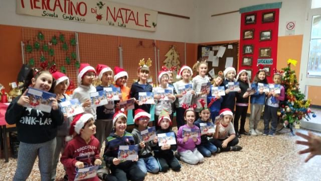 I postini di Babbo Natale ritirano le letterine alla scuola ... &copy; Creative Commons