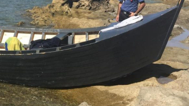 Migranti costretti a tuffarsi in mare dagli scafisti &copy; Creative Commons
