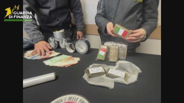 SPACCIATORE RECIDIVO ARRESTATO DALLA GUARDIA DI FINANZA - Toscana Tv &copy; Creative Commons