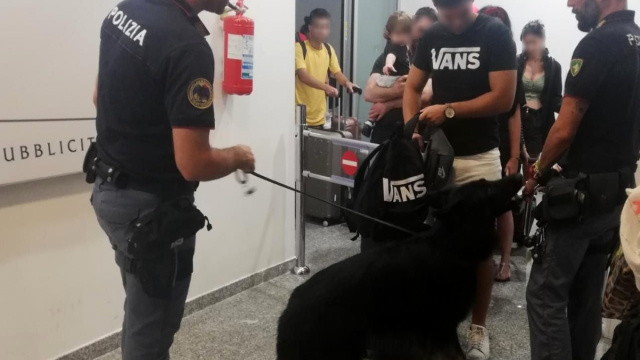 Controlli antidroga della polizia di frontiera all'aeroporto d'Abruzzo &copy; Creative Commons
