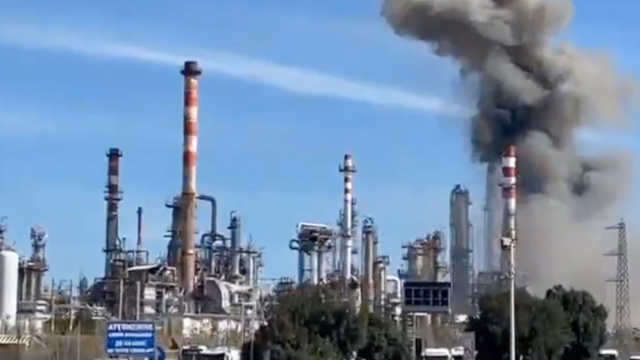 Falconara: incendio da pompa raffineria, si &egrave; alzata un' alta ... &copy; Creative Commons