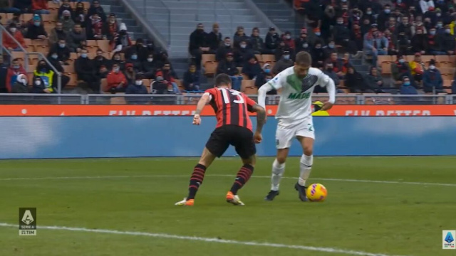 Mimmo Berardi in azione contro il Milan.