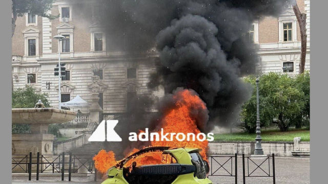 Minicar elettrica in fiamme davanti al Viminale: alta colonna di ... &copy; Creative Commons