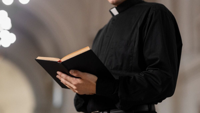 Sacerdote ai domiciliari in Calabria - &copy; Freepik.Com