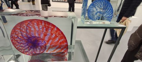 Cinque opere da non dimenticare dell'Arte Fiera 2026: c'è anche Glass Gellage di Macku