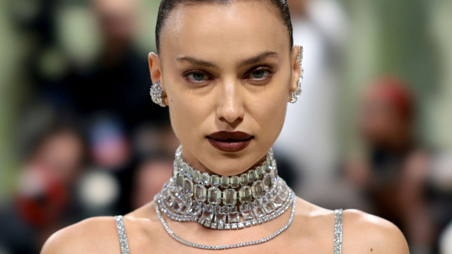 Irina Shayk al Met Gala 2024 brilla in 84.000 Swarowski  Vogue Italia &copy; Creative Commons