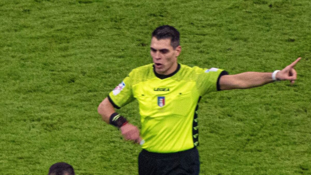 L'arbitro Sozza durante Inter-Napoli nel 2023.