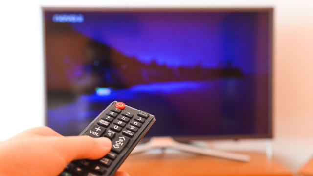 Una televisione e un telecomando (Pixabay).