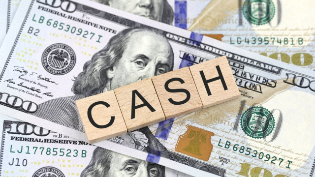 Dollari e la scritta Cash (Creative Commons).