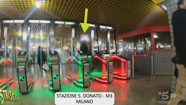 Milano, in metro i tornelli anti-evasione. Ma attenti ai trenini ... &copy; Creative Commons