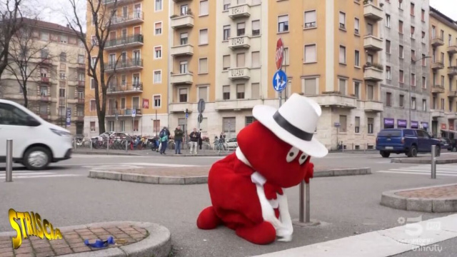 Il Gabibbo in un frame del video di Striscia (Mediaset).