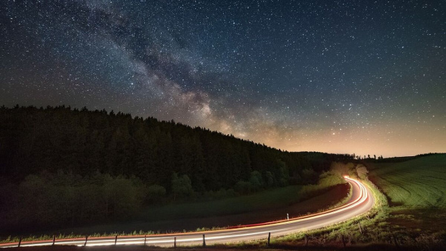 Strada sotto un cielo stellato (&copy;pixabay.com)