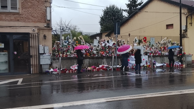Il muro pieno di fiori e candele per Zoe Trinchero.