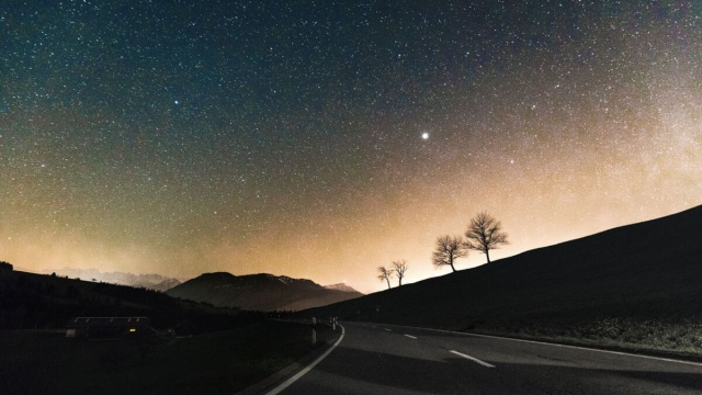 Strada sotto un cielo di stelle - pixabay.com