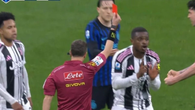 La Penna espulsione Kalulu. Foto &copy; Sky Sport