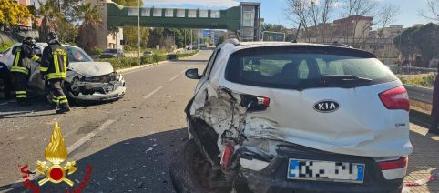 Incidente stradale all'ingresso Sud di Crotone: intervento dei Vigili del Fuoco
