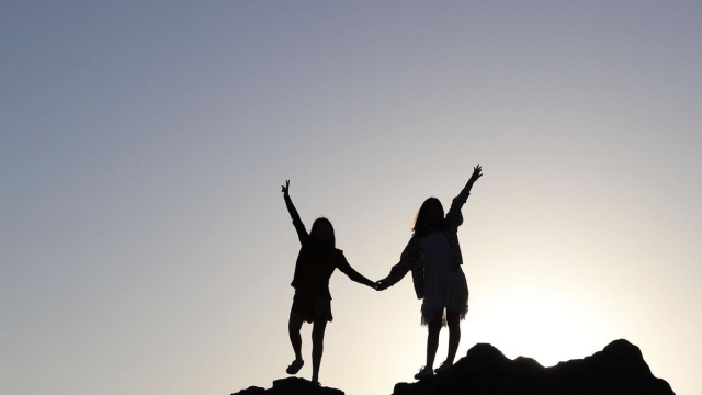 Due silhouette in controluce &copy; Pixabay