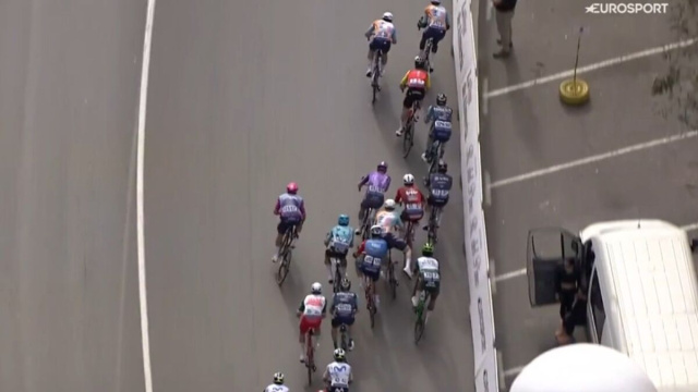 Il contatto tra Askey e De Lie alla Clasica de Almeria - &copy; Screenshot Eurosport