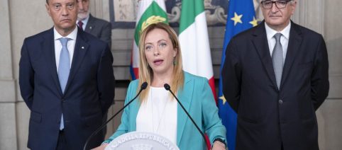 Sondaggi intenzioni di voto: destra e PD in discesa, lieve risalita dei Cinque Stelle