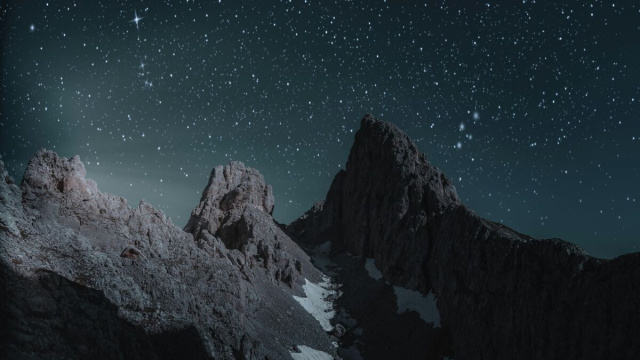 Paesaggio roccioso con stelle - &copy; Pexels