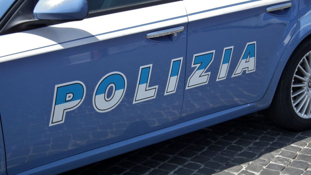 In foto una volante della polizia (Creative Commons).