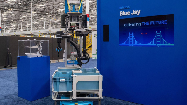 Amazon uses AI to make robots better warehouse workers - Latest News &copy; Creative Commons