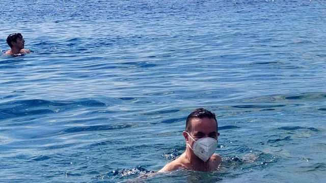 Bagno nello splendido mare reggino per il giornalista Klaus Davi &copy; Creative Commons