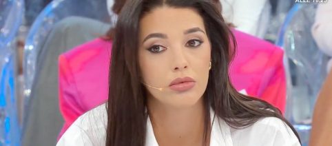 Uomini e donne, retroscena sul passato di Sara: 'Flirt con famosi, si pavoneggia'