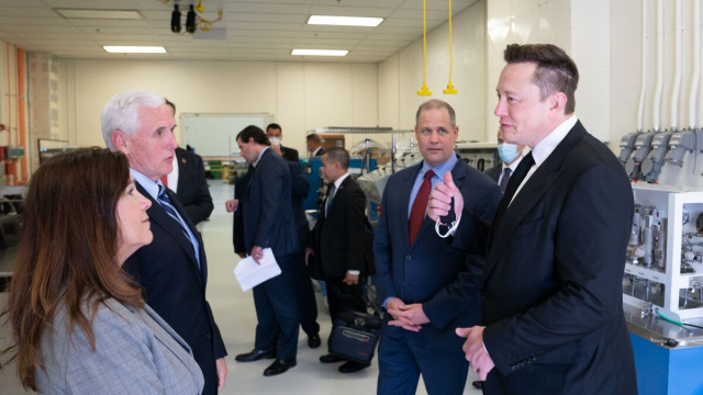 Elon Musk con il vicepresidente Mike Pence al John F. Kennedy Space Center nel 2020, poco prima del lancio dello SpaceX Crew Dragon Demo 2.