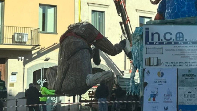 Il carro allegorico del Carnevale di Sarno che &egrave; crollato sulla folla