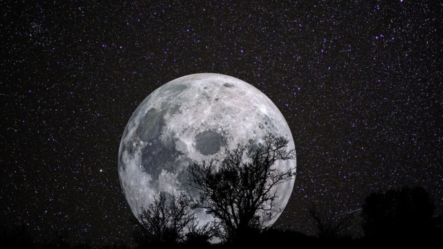 Luna piena con sfondo di stelle - pixabay.com