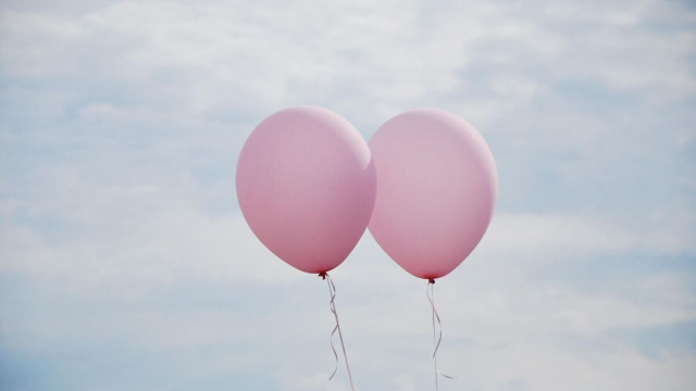 Palloncini rosa in alto nel cielo (&copy;pixabay.com)