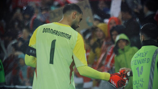 Gianluigi Donnarumma con la maglia della nazionale (Wikimedia Commons).