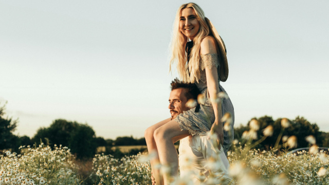 Coppia immersa nei campi fioriti- &copy;Pexels