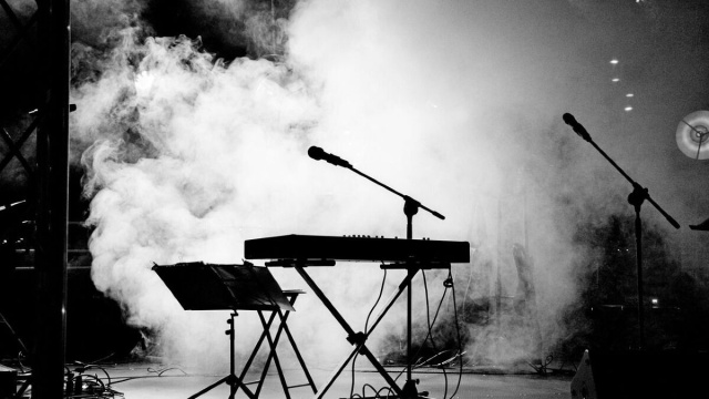 Un palco vuoto dopo un concerto (Pixabay).