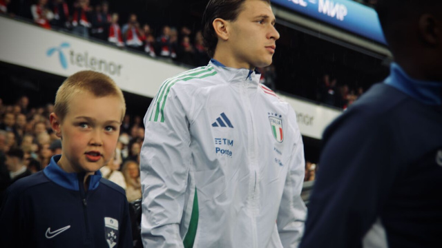 Nicol&ograve; Barella con la maglia della nazionale (Creative Commons).