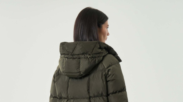 Piumino verde militare Weekend Max Mara in piuma d'oca in taffet&agrave; ... &copy; Creative Commons