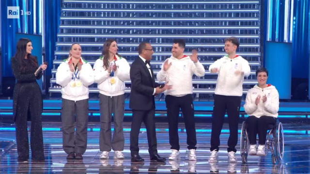 Carlo Conti, Laura Pausini e gli atleti Olimpici e Paralimpici (Screenshot da Rai 1/SANREMO).