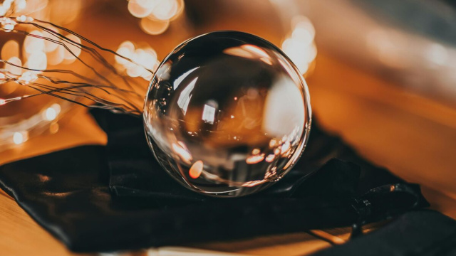 Sfera di cristallo appoggiata-&copy; Pexels