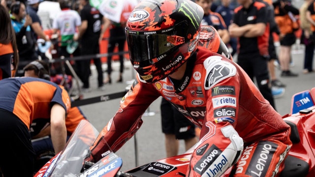 Bagnaia sulla griglia di partenza del Gran Premio d'Olanda 2025.
