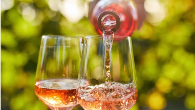 Due calici e una bottiglia di ros&eacute;.