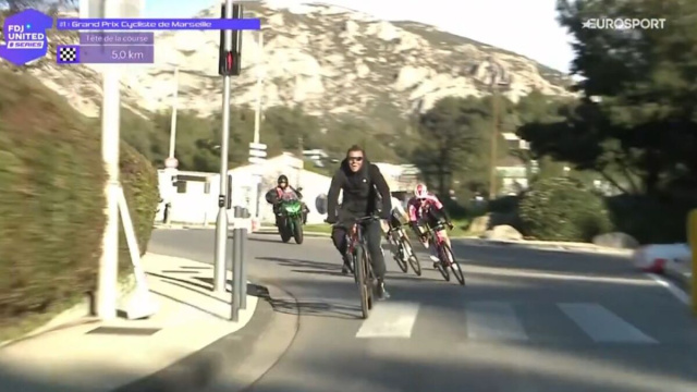 L'uomo sul percorso al Gp La Marseillaise - &copy; Screenshot Eurosport