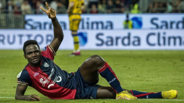 Luvumbo festeggia la doppietta segnata nella partita di andata delle semifinali play-off di Serie B vinta 3-2 contro il Parma.