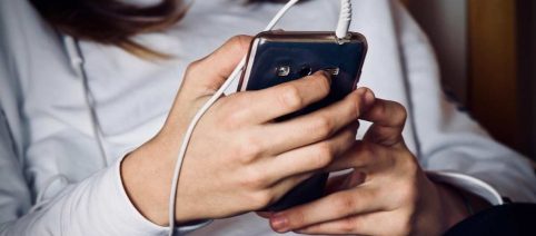 Whatsapp inchioda prof che va a letto con una studentessa 15enne