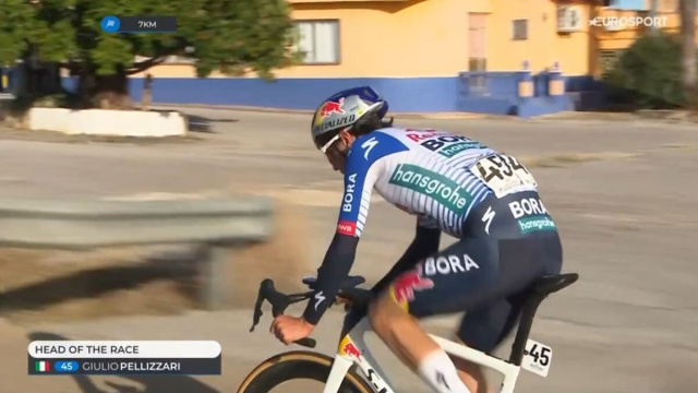 Giulio Pellizzari in fuga alla Volta Valenciana - &copy; Screenshot Eurosport