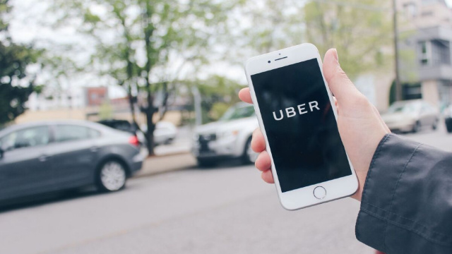 Un telefono col marchio Uber (Creative Commons).