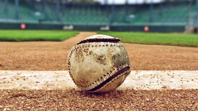 Una palla da Baseball sulla riga.