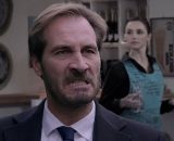 In primo piano Alberto Palladini (Maurizio Aiello) sullo sfondo Lorenza Ferrari ( Giulietta Vanier) &copy; Un Posto al Sole Rai