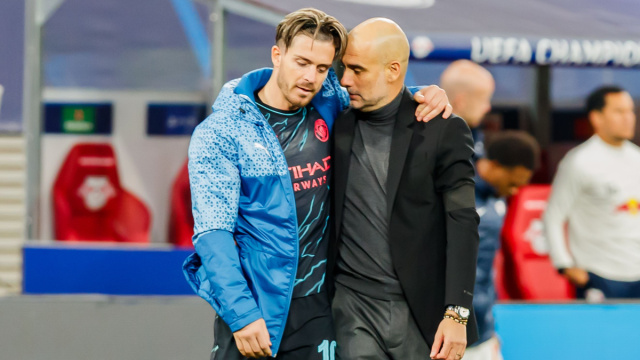 Guardiola (a destra) a quattrocchi con Jack Grealish al termine di una gara della UEFA Champions League 2023-2024